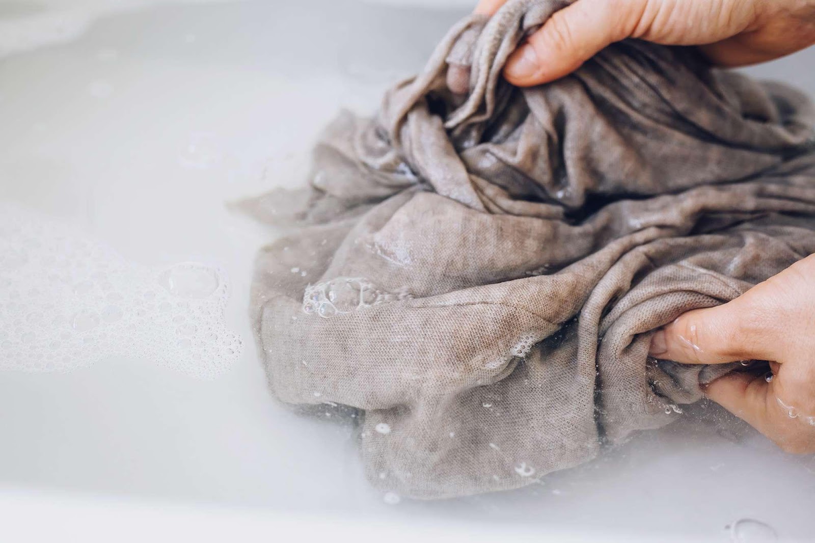 giặt áo len bằng nước lạnh