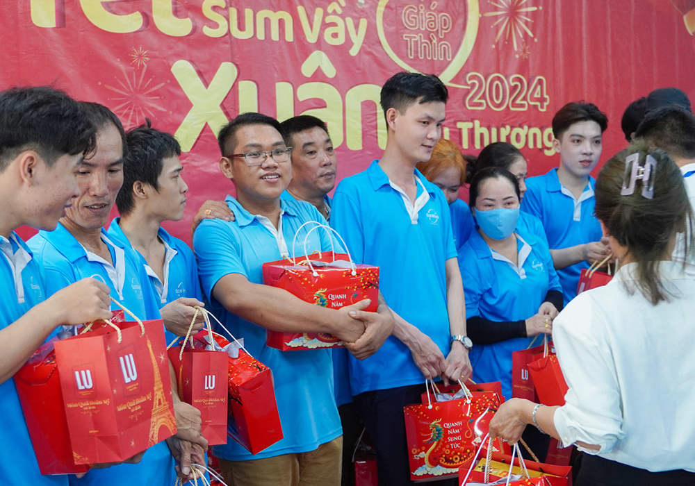 doi-ngu-nhan-vien-nha-may-nhan-qua-tet-2024