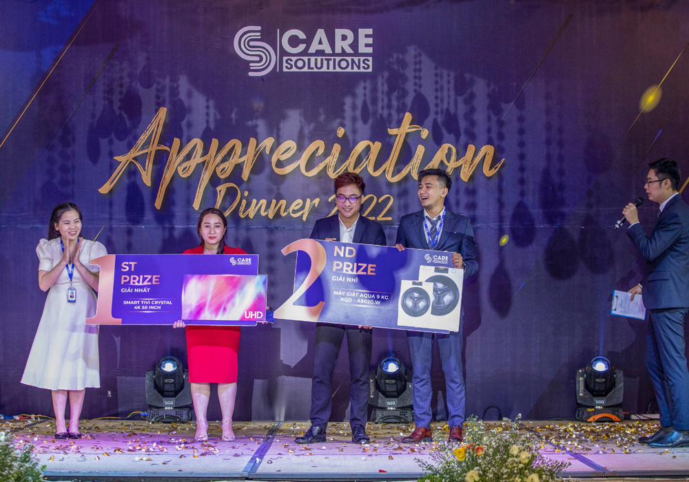 khen-tang-trong-tiec-year-end-party-2022
